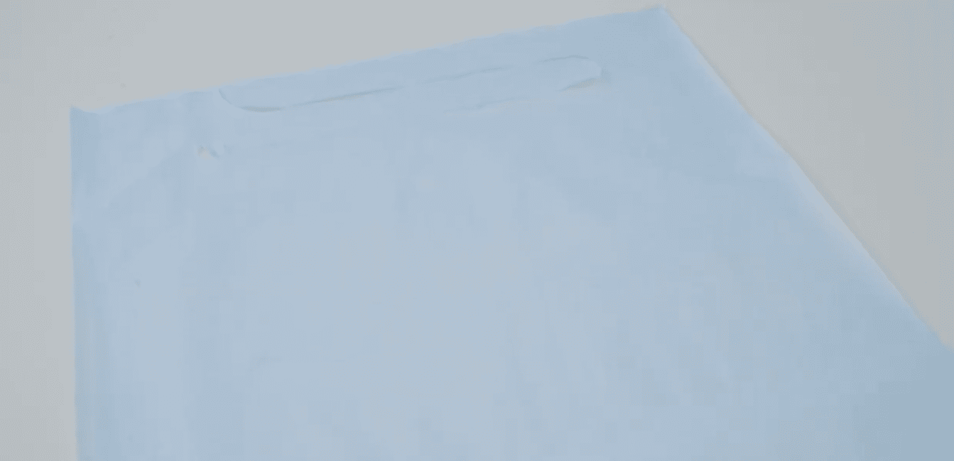 使い捨て医療用防水ティッシュとポリエステル製歯科用エプロン（紐付き）