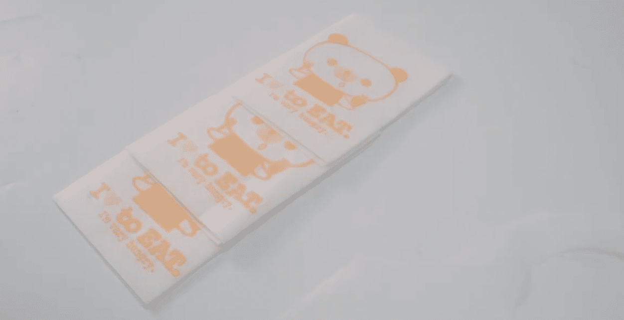 カラフルな使い捨てベビーよだれかけ（ポケット付き） 食事の邪魔にならない 1～6色プリント