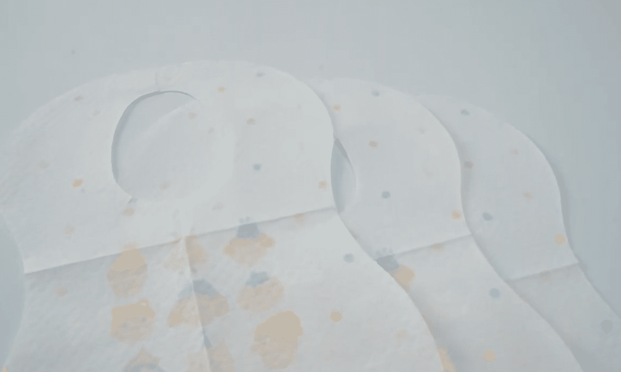 かわいい漫画柄の使い捨てベビービブ。お手入れ簡単